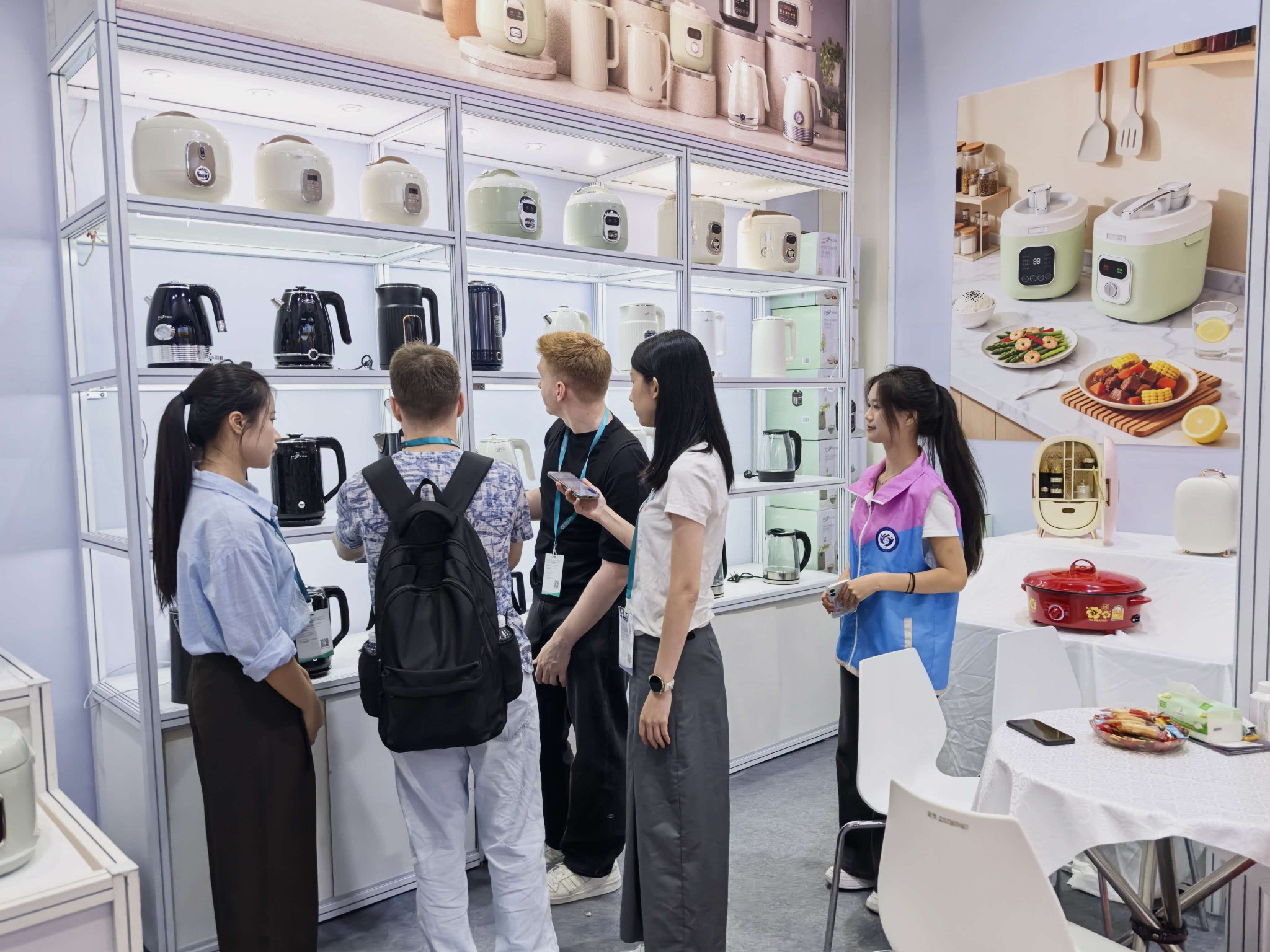 International buyers visiting Aizao booth at Canton Fair